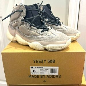 Yeezy 500 High Mist Stone
Size 10